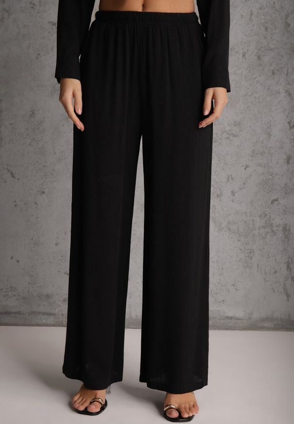 Renee - Czarny Komplet z Wiskozy Spodnie Szerokie i Koszula z Ozdobnym Materiałem Airial. Kolor: czarny. Materiał: wiskoza, materiał