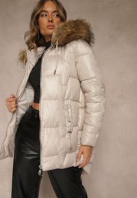 Renee - Beżowa Kurtka z Pikowanymi Przeszyciami i Kapturem z Odpinanym Futrem Galenea. Okazja: na co dzień. Kolor: beżowy. Materiał: futro. Styl: casual, elegancki