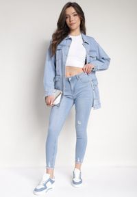 Born2be - Jasnoniebieskie Jeansy o Dopasowanym Kroju Skinny z Delikatnymi Przedarciami Alringa. Okazja: na co dzień. Kolor: niebieski. Styl: klasyczny, casual, elegancki #2