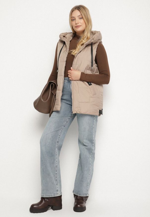 Born2be - Beżowa Pikowana Kamizelka z Kapturem i Sznurkami Imvila. Okazja: na co dzień. Typ kołnierza: kaptur. Kolor: beżowy. Materiał: jeans. Wzór: aplikacja. Styl: casual, klasyczny, elegancki