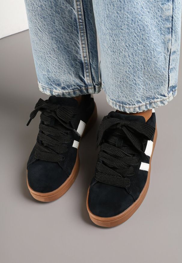 Born2be - Czarno-Białe Sneakersy w Stylu Klasycznych Tenisówek z Ozdobnymi Paskami Neveza. Okazja: na co dzień. Zapięcie: pasek. Kolor: czarny. Materiał: jeans. Wzór: paski