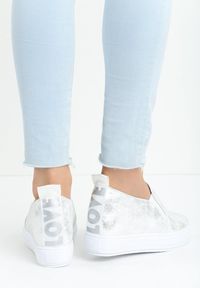 Born2be - Białe Sneakersy Landwina. Nosek buta: okrągły. Zapięcie: bez zapięcia. Kolor: biały. Materiał: materiał. Wzór: napisy, aplikacja. Obcas: na koturnie #2