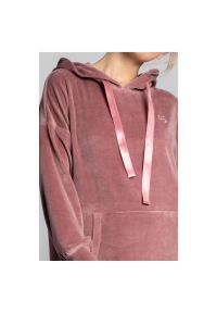 Sukienki.shop - Welurowa sukienka kangurka z kapturem bawełniana pudrowy róż. Okazja: na co dzień. Typ kołnierza: kaptur. Kolor: różowy. Materiał: bawełna, welur. Długość rękawa: długi rękaw. Wzór: haft. Typ sukienki: sportowe. Styl: casual, klasyczny, sportowy #3