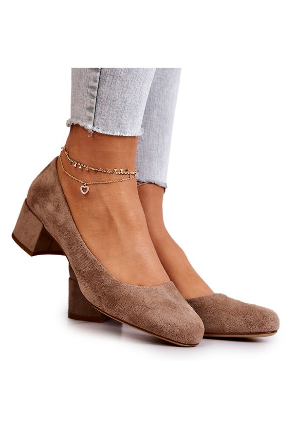 Zamszowe Czółenka Na Słupku Sergio Leone PB291 Beżowe beżowy. Kolor: beżowy. Materiał: zamsz. Obcas: na słupku. Styl: klasyczny, elegancki. Wysokość obcasa: niski