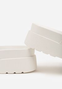 Renee - Białe Klapki na Platformie Ozdobione Metalicznymi Klamrami Galisiphe. Kolor: biały. Wzór: aplikacja. Sezon: wiosna, lato. Obcas: na platformie #4