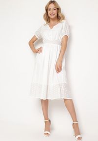 Born2be - Biała Bawełniana Sukienka z Ozdobnym Haftem i Cienkimi Gumkami w Pasie Gemilla. Okazja: na co dzień. Typ kołnierza: dekolt w kształcie V. Kolor: biały. Materiał: bawełna. Długość rękawa: krótki rękaw. Wzór: haft. Styl: casual #7