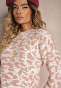 Renee - Ciemnoróżowy Klasyczny Sweter z Wełną w Kolorowy Wzór w Panterkę Zinovella. Kolor: różowy. Materiał: wełna. Wzór: kolorowy, motyw zwierzęcy. Sezon: zima. Styl: klasyczny #3