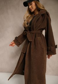 Renee - Brązowy Płaszcz w Eleganckim Stylu z Kieszeniami i Wiązanym Paskiem Zoledi. Okazja: na co dzień. Kolor: brązowy. Materiał: jeans. Sezon: wiosna, jesień. Styl: elegancki #1