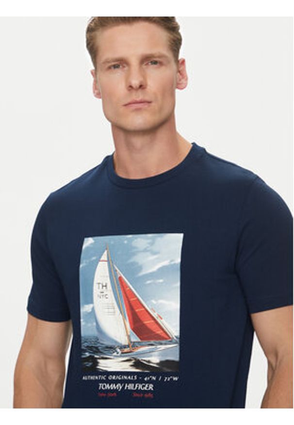 TOMMY HILFIGER - Tommy Hilfiger T-Shirt Color Photo Print MW0MW38615 Granatowy Regular Fit. Kolor: niebieski. Materiał: bawełna. Wzór: nadruk