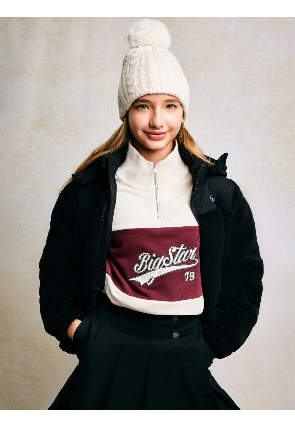 Big-Star - Kurtka dziewczęca pudełkowa z futerkiem czarna Kesja 906. Kolor: czarny. Materiał: futro. Długość: krótkie. Wzór: nadruk. Styl: elegancki