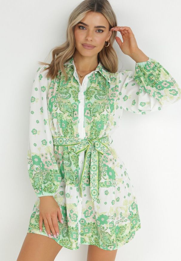 Born2be - Jasnozielona Koszulowa Sukienka z Guzikami i Gumką w Pasie Melija. Kolor: zielony. Materiał: materiał. Wzór: kwiaty. Sezon: wiosna, lato. Typ sukienki: koszulowe