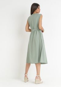 Born2be - Zielona Trapezowa Sukienka z Wiązanym Paskiem Brystia. Kolor: zielony. Materiał: materiał. Sezon: wiosna, lato. Typ sukienki: trapezowe #2