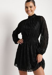 Born2be - Czarna Rozkloszowana Sukienka ze Stójką i Gumką w Talii Zdobiona Błyszczącą Nitką Bonila. Okazja: na imprezę. Typ kołnierza: kołnierzyk stójkowy. Kolor: czarny. Wzór: aplikacja. Styl: wizytowy, elegancki #4