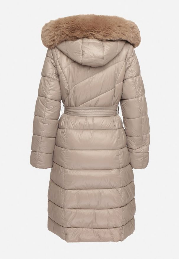 Born2be - Beżowa Pikowana Kurtka o Długim Kroju z Odpinanym Kapturem z Futerkiem i Paskiem oleti. Okazja: na spacer, na co dzień. Kolor: beżowy. Materiał: futro. Długość: długie. Sezon: zima. Styl: elegancki, casual, klasyczny