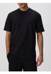 Reserved - Strukturalny t-shirt comfort fit - czarny. Kolor: czarny. Materiał: dzianina
