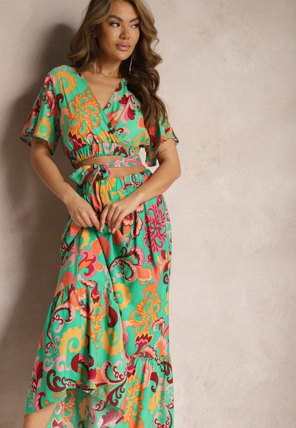 Renee - Zielony Wiskozowy Komplet Bluzka z Krótkim Rękawem Spódnica z Gumką i Falbankami Einesta. Kolor: zielony. Materiał: wiskoza. Wzór: aplikacja