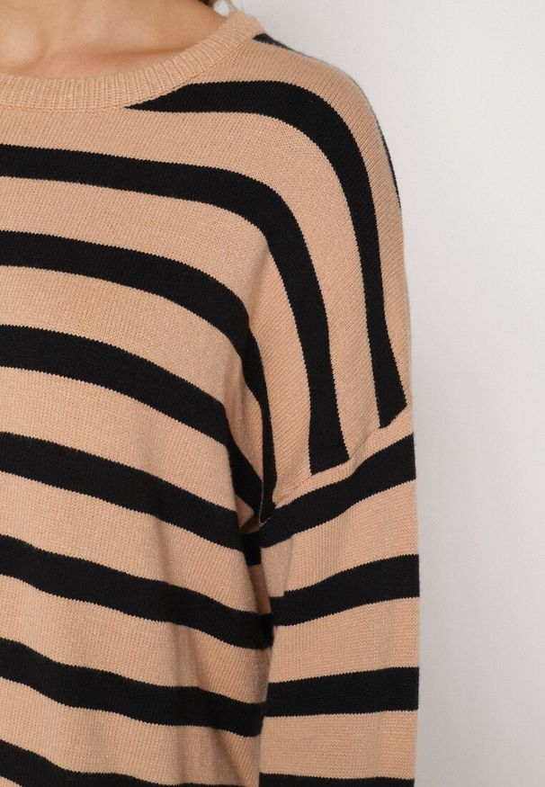 Born2be - Czarny Sweter o Kroju Oversize z Motywem Pasków Irtusa. Okazja: na co dzień. Kolor: czarny. Materiał: jeans. Styl: casual