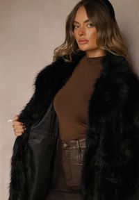 Renee - Czarny Płaszcz Futerko z Paskiem Wiązanym w Talii Dinelle. Kolor: czarny. Materiał: futro. Sezon: zima, jesień. Styl: elegancki