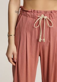 Renee - Ciemnoróżowe Spodnie Nethiphoia. Stan: podwyższony. Kolor: różowy. Materiał: bawełna. Długość: długie. Wzór: aplikacja, prążki