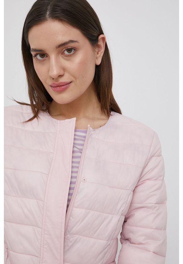 Vero Moda kurtka damska kolor różowy przejściowa. Kolor: różowy. Materiał: poliester