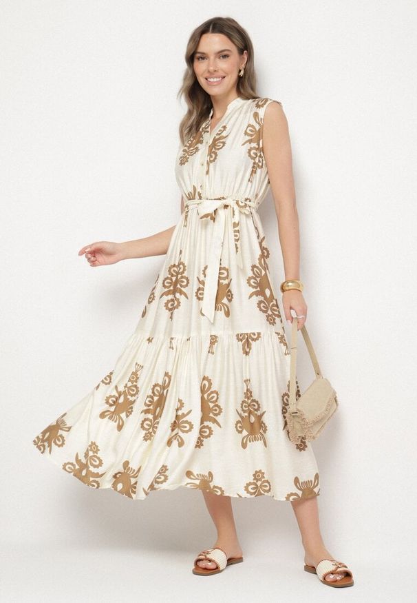 Born2be - Jasnobeżowa Rozkloszowana Sukienka z Wiskozy z Wiązanym Paskiem w Etniczny Wzór Mirinora. Okazja: na co dzień. Typ kołnierza: dekolt w kształcie V. Kolor: beżowy. Materiał: wiskoza. Styl: boho, klasyczny, casual, elegancki