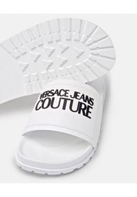 Versace Jeans Couture - VERSACE JEANS COUTURE - Białe klapki z logo. Kolor: biały. Materiał: guma. Obcas: na płaskiej podeszwie #3