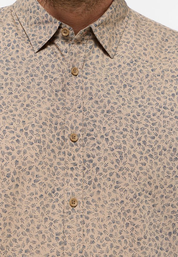 Mustang - Męska Koszula MUSTANG Elmore Allover Print on Beige 1015906 12672. Okazja: na co dzień. Typ kołnierza: kołnierzyk klasyczny. Materiał: bawełna. Długość: długie. Wzór: nadruk, grochy. Styl: casual, klasyczny, elegancki