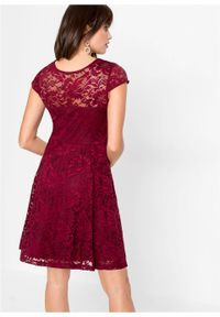 Sukienka z dżerseju z koronką bonprix ciemnoczerwony. Kolor: czerwony. Materiał: jersey, koronka. Wzór: koronka #4