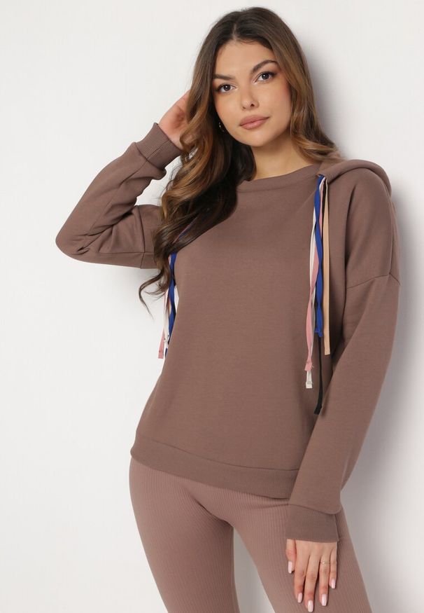 Born2be - Brązowa Bluza z Kapturem i Ozdobnymi Sznurkami Cebele. Typ kołnierza: kaptur. Kolor: brązowy. Materiał: bawełna, tkanina. Wzór: kolorowy, aplikacja