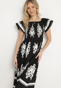 Born2be - Czarna Wiskozowa Sukienka w Ornamentalne Wzory o Rozkloszowanym Kroju Divessa. Kolor: czarny. Materiał: wiskoza. Długość rękawa: krótki rękaw. Typ sukienki: proste #7