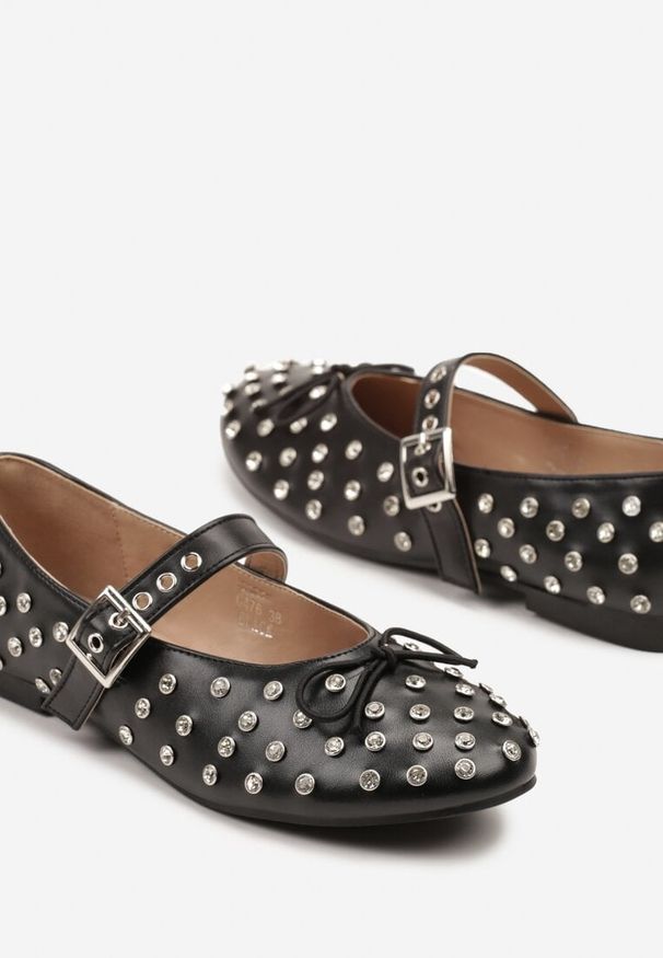 Renee - Czarne Balerinki z Ozdobnymi Nitami i Kokardą Ridiante. Zapięcie: sprzączka. Kolor: czarny. Wzór: aplikacja. Styl: elegancki, klasyczny