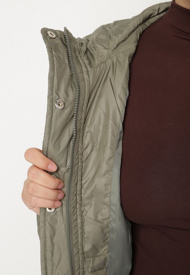 Born2be - Jasnozielona Pikowana Kurtka Przejściowa o Klasycznym Kroju z Kapturem Tavitte. Okazja: na spacer, na co dzień. Typ kołnierza: kaptur. Kolekcja: plus size. Kolor: zielony. Materiał: poliester, jeans. Wzór: aplikacja. Styl: klasyczny