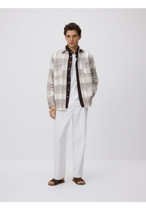 Reserved - Koszula z imitacji zamszu regular fit - beżowy. Kolor: beżowy. Materiał: zamsz