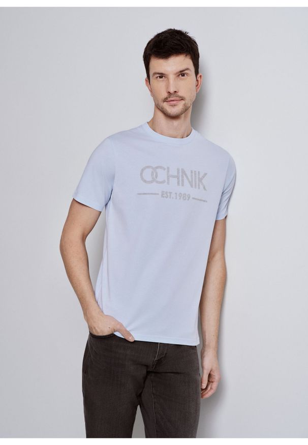 Ochnik - Błękitny T-shirt męski z logo. Kolor: niebieski. Materiał: bawełna. Długość: krótkie. Wzór: nadruk