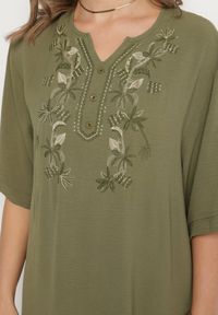 Born2be - Ciemnozielona Sukienka Pudełkowa z Guzikami i Ozdobnymi Haftami Jenivanea. Okazja: na co dzień. Typ kołnierza: dekolt w serek. Kolor: zielony. Materiał: skóra. Długość rękawa: długi rękaw. Wzór: haft. Styl: elegancki, casual #2