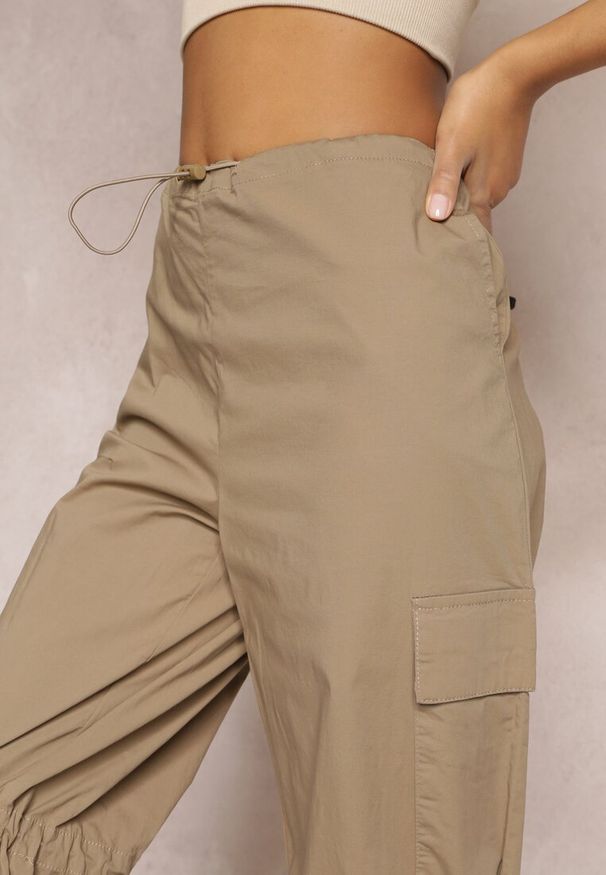 Renee - Beżowe Spadochronowe Spodnie Cargo z Regulowanymi Stoperami Sterise. Kolor: beżowy