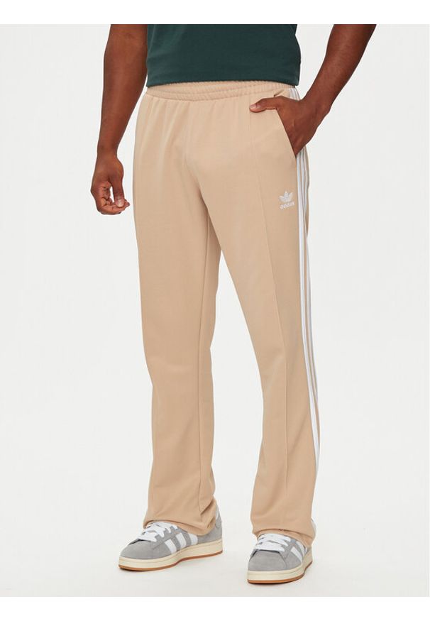 Adidas - adidas Spodnie dresowe adicolor 70's IX5221 Beżowy Regular Fit. Kolor: beżowy. Materiał: bawełna, syntetyk