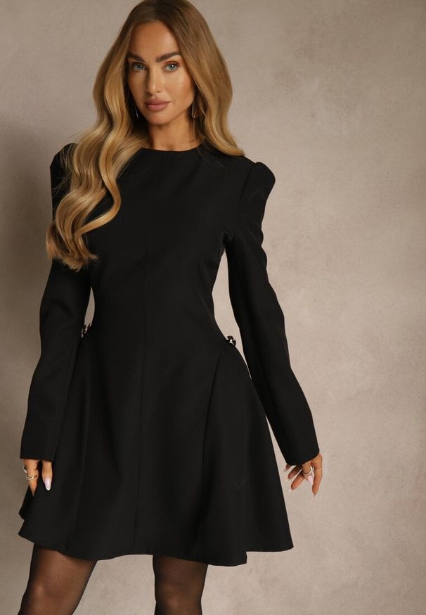 Renee - Czarna Sukienka o Rozkloszowanym Kroju z Ozdobą z Boku Eleslia. Kolor: czarny. Wzór: aplikacja. Styl: street