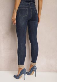 Renee - Granatowe Skinny Jeansy ze Sztucznym Futerkiem przy Kostkach Pelle. Kolor: niebieski. Styl: elegancki #4