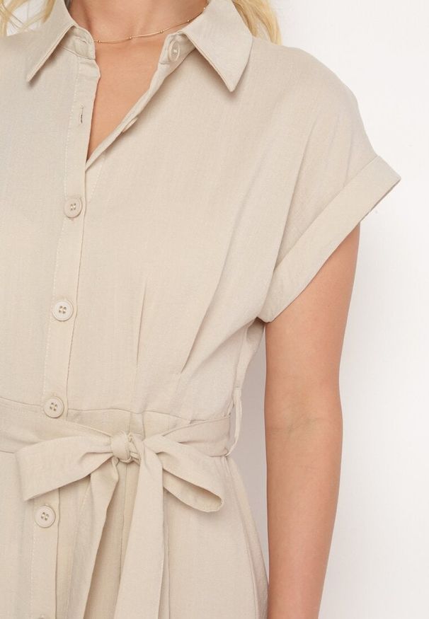 Born2be - Beżowa Koszulowa Sukienka Zapinana na Guziki z Materiałowym Paskiem Moaxel. Kolor: beżowy. Materiał: materiał. Długość rękawa: krótki rękaw. Typ sukienki: koszulowe. Styl: elegancki