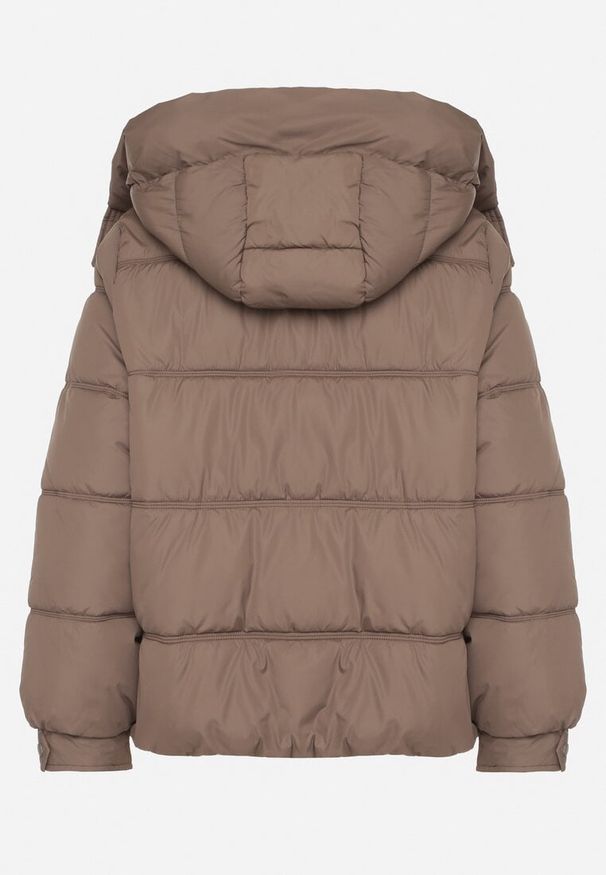 Born2be - Ciemnobeżowa Kurtka Puffer o Fasonie Oversize z Kapturem i Naszywką Azirva. Okazja: na co dzień. Typ kołnierza: kaptur. Kolor: beżowy. Materiał: dzianina. Wzór: aplikacja. Styl: casual, sportowy