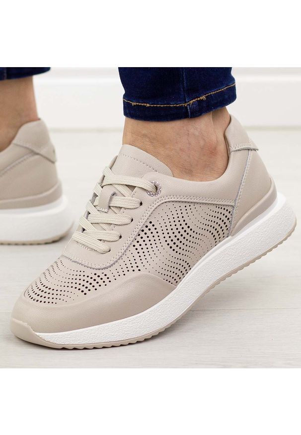 Beżowe ażurowe skórzane półbuty damskie S.Barski 51-551. Okazja: na co dzień, na spacer. Kolor: beżowy. Materiał: skóra. Szerokość cholewki: normalna. Wzór: ażurowy. Sezon: wiosna, lato, jesień. Styl: casual, klasyczny, elegancki