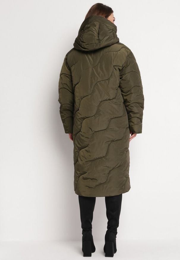 Born2be - Zielona Długa Kurtka Płaszcz z Nieodpinanym Kapturem Ozdobiona Pikowaniem Nenzova. Kolor: zielony. Długość: długie. Wzór: aplikacja. Sezon: zima