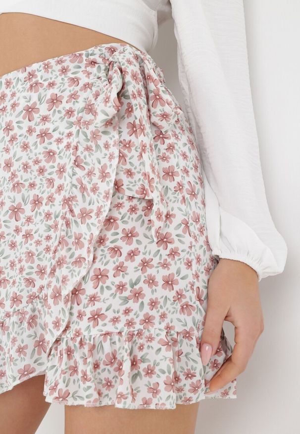 Born2be - Białe Spódnico-Spodenki Amarheina. Stan: podwyższony. Kolor: biały. Wzór: aplikacja, kwiaty