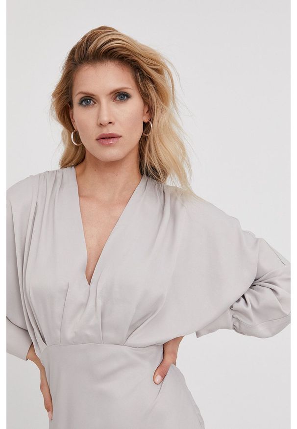 Answear Lab x Paulina Krupińska Sukienka z kolekcji urodzinowej. Okazja: na urodziny. Kolor: srebrny. Materiał: materiał. Długość rękawa: długi rękaw. Typ sukienki: proste. Styl: wakacyjny