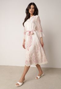 Born2be - Różowa Sukienka o Prostym Kroju z Falbankami i Haftem Wiązana w Talii Nadina. Okazja: na co dzień, na wesele, na ślub cywilny. Typ kołnierza: kołnierz z falbankami. Kolor: różowy. Materiał: jeans. Wzór: haft. Typ sukienki: proste. Styl: elegancki, klasyczny, casual #8