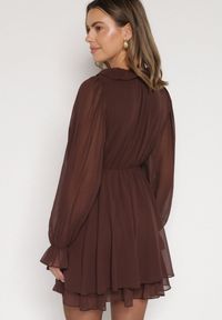 Born2be - Ciemnobrązowa Rozkloszowana Sukienka z Falbankami i Siateczkowymi Rękawami Zennisa. Okazja: do pracy, na imprezę, na spotkanie biznesowe. Typ kołnierza: kołnierz z falbankami. Kolor: brązowy. Materiał: poliester. Typ sukienki: rozkloszowane. Styl: klasyczny, biznesowy #6