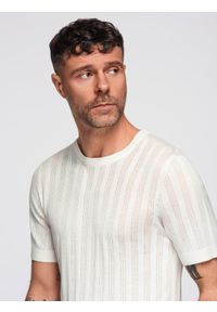 Ombre Clothing - Męski ażurowy sweter z okrągłym dekoltem i krótkim rękawem – biały V1 - Rozmiar: XXL. Kolor: biały. Materiał: wiskoza, prążkowany, dzianina, elastan, nylon. Długość rękawa: krótki rękaw. Długość: krótkie. Wzór: ażurowy. Styl: elegancki #4