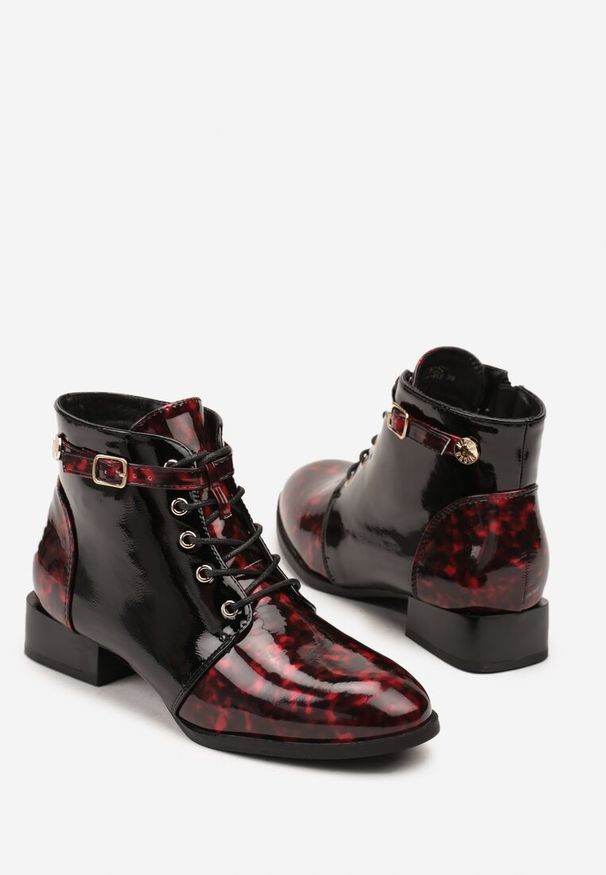 Renee - Czarno-Czerwone Botki Vices ze Sprzączką Gelrina. Okazja: na imprezę, na co dzień. Zapięcie: sprzączka. Kolor: czarny. Obcas: na obcasie. Styl: casual. Wysokość obcasa: średni