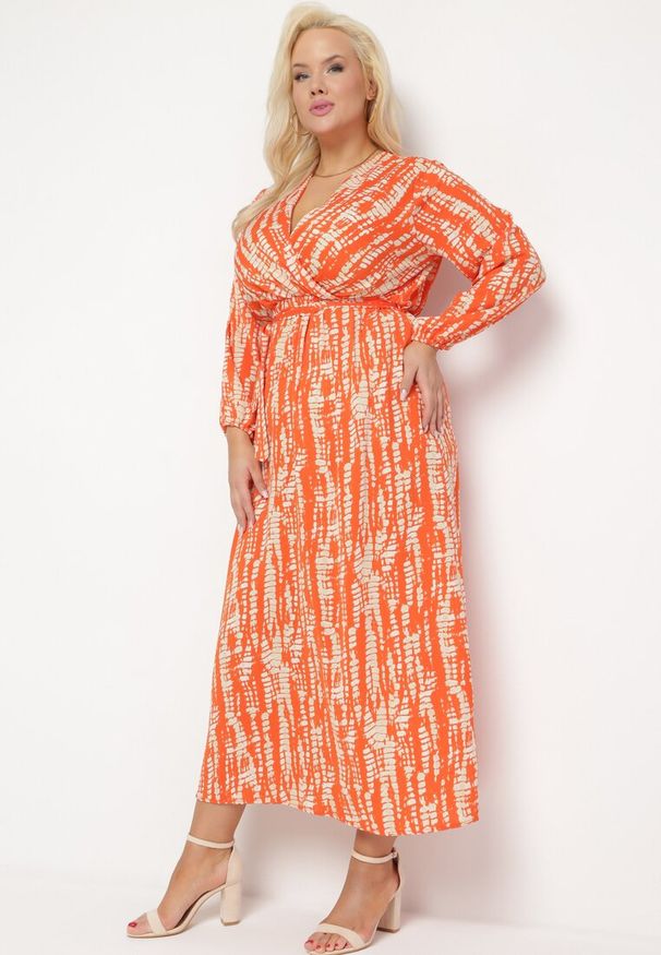 Born2be - Pomarańczowa Sukienka z Paskiem w Talii i Etnicznym Motywem Celestrria. Kolor: pomarańczowy